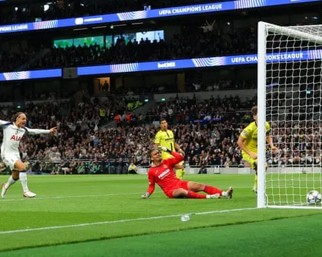 Goalkeeper Luiz's Crucial Error Hands Tottenham Opening-Night Triumph